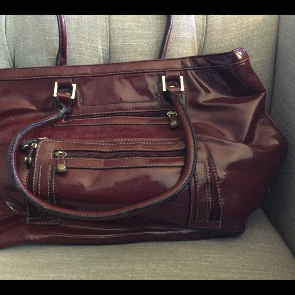 Large carry all bag in burgundy patent